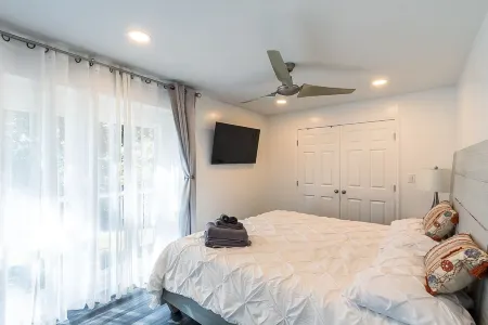 LOCATION DUNWOODY; NEW-BEAUTIFUL MODERN HOUSE&Outdoor Seasonal Private Pool