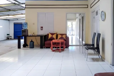 RedDoorz Syariah at Griya Soeratin Pacitan Отели в г. Пачитан