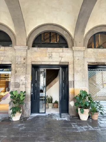 Hostal Porxos Garden Hotel berhampiran Barceloneta Beach