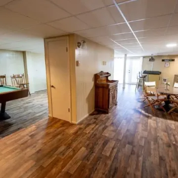 "18 Seasons" Seconds to Blue Ridge Parkway, & Mabry Mill. Game room w/Bar