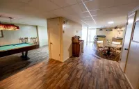 "18 Seasons" Seconds to Blue Ridge Parkway, & Mabry Mill. Game room w/Bar