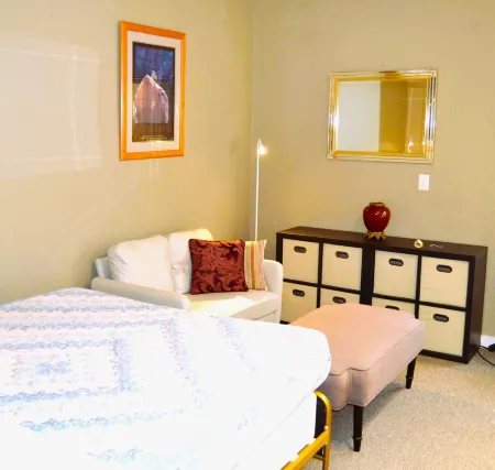 Cozy Nest 5 Near UND Campus