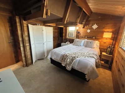 Cozy log cabin with stunning views, only 10 minutes from downtown Prescott. Hotels near The Shops at Prescott Gateway