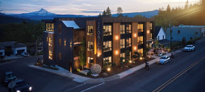 Penthouse deluxe studio, Mt Hood views, downtown White Salmon, suite 12 Hotels in Klickitat County