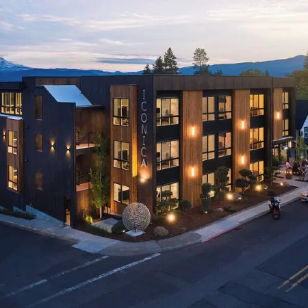 One-bedroom honeymoon penthouse, Mt Hood views, downtown White Salmon, suite 16