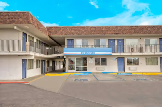 法明頓6號汽車旅館