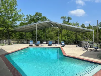 Entire Guest House with Pool, Jacuzzi and Lake Access