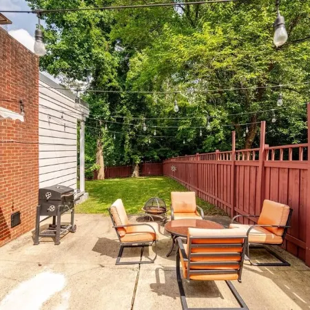 Modern 4-Bedroom House, TV in Bedroom,Big Fence Yard, Pet Stay Free,Lighted Yard