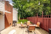 Modern 4-Bedroom House, TV in Bedroom,Big Fence Yard, Pet Stay Free,Lighted Yard - balcony