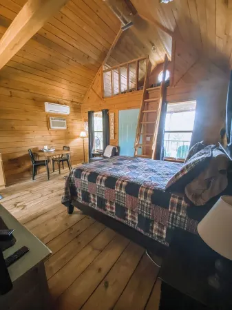 Rustic Cabin Overlooking Private 48 acre Bass Fishing Lake Отели в г. Джордж