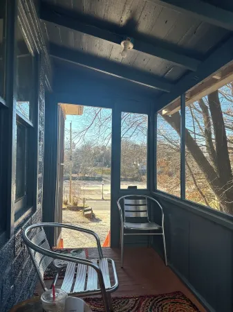 Why Drive When you can Walk? Off Dickson Top Floor Apartment Отели рядом с достопримечательностью «Арканзас Эр энд Милитари Музеум»