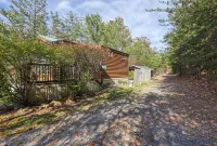 Rustic Mountain Escape: Stunning Views, Private Hot Tub & Grill.