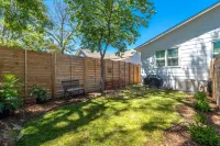 Mid-City Bungalow - 1 Mile from Bathhouse Row - Pet Friendly! 핫스프링스 호텔