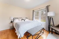 Higashi: New Paltz family home with King bed minutes to downtown