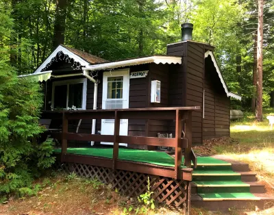 The Wilderness Inn: Chalets Hotels in Jay