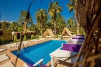 The Hill Glamping - piscina