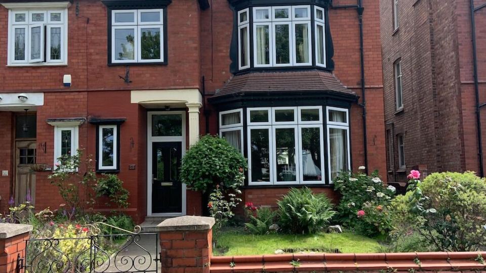 Entire Seaside Home, Sleeps 8, All en-Suite Rooms