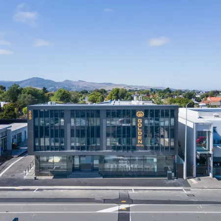 Golden Hotel Отели рядом с достопримечательностью «Конференц-центр Tait Technology Centre»