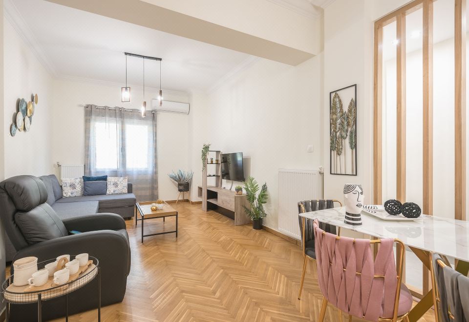 엘레강트 스위트의 넓고 우아한 거실 전경