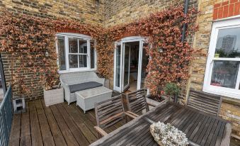 Joivy Stylish 2-Bed Flat w/ Terrace Near Battersea Park - Housity