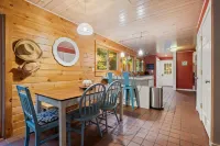 Cozy 4-Bedroom Cottage Nestled in the Trees by Kayuta Lake Отели в г. Форестпорт