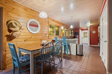 Cozy 4-Bedroom Cottage Nestled in the Trees by Kayuta Lake Отели в г. Форестпорт