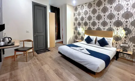 Nidra Hotel Отели рядом с достопримечательностью «Храм Йогмайи»