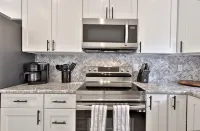 Rutland's Hidden Gem: 2 Br/1ba Renovated Home Close to Everything 2 Bedroom Home - Homestays