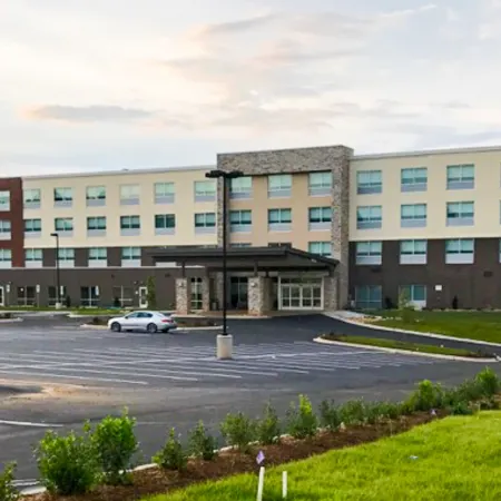 Holiday Inn Express & Suites CHARLOTTE NE - UNIVERSITY AREA by IHG Отели рядом с достопримечательностью «Торговый центр Tryon»