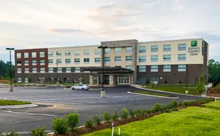 Holiday Inn Express & Suites Charlotte NE - University Area Отели рядом с достопримечательностью «Университет Северная Каролина в Шарлотт»