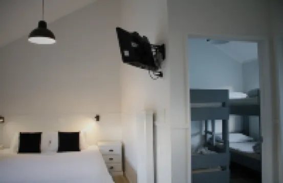 Hugo & Carters Backpackers & Motel Hotels near New World Gate Pa