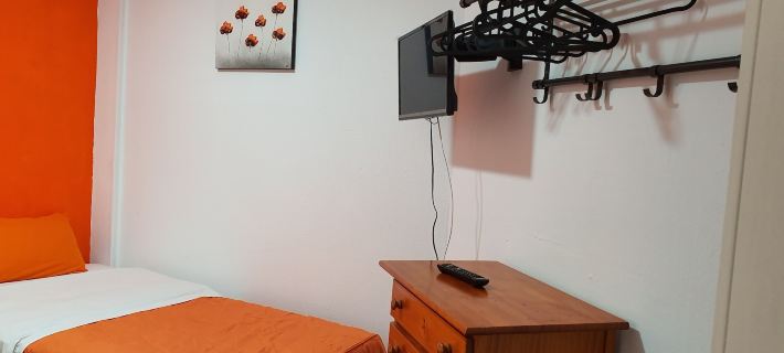 Low Cost Room Plaza de Hierro II Hotels in Comarca Sur