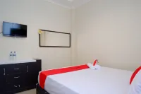 RedDoorz near Millenium Waterpark Palu Hotel di Mantikulore