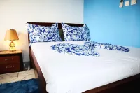 1 Bed Studio Sleeps 2 - Canal Views Balcony Wifi