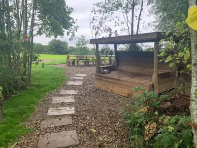 Arcadia Safari Tent in Private 5 Acre Field Các khách sạn gần Wrexham Glynd?r University