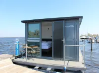 Cozy Houseboat at the Edge of the Marina Отели рядом со станцией Uitgeest