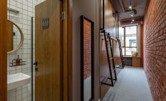 Q-block Capsule Hotel