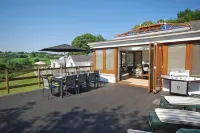 Oaktree Lodge - Luxury Cottage, Hot Tub, Sea Views