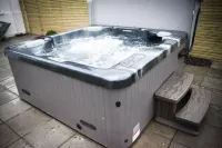 Amber Cottage - Luxury Cottage, Hot Tub, Sea Views and Log Burner - parkir