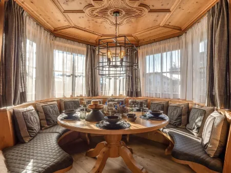 Exclusive Tyrolean Chalet Near Ski Lifts Отели в г. Санкт-Иоганн-ин-Тироль