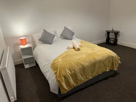 Guesthouse-2Br-Parking-Wifi-Toiletriesprovided Отели в г. Хоутон-ле-Сайд