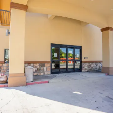 Moulton Inn &  Suites by OYO Near Shiner TX