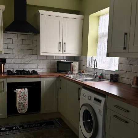 HouseSleeps5-Garden-Parking-Petsok-Near Locks