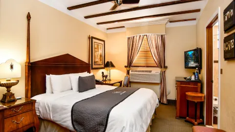Brand Plaza Hotel in Glendale