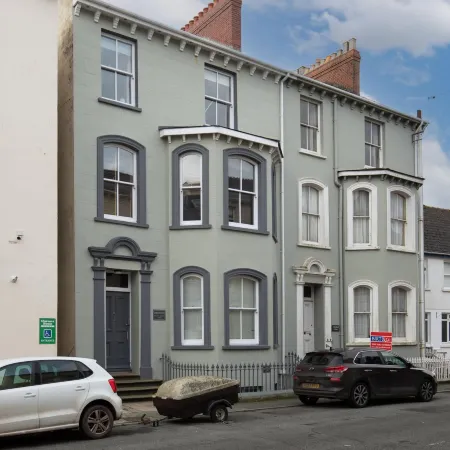 Spinnaker - Close to Town Sea Views