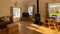 2-Bed Barn Hot Tub & Pet Friendly Near Muirkirk Hotels in Cumnock