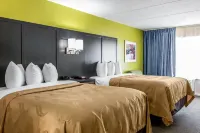 Quality Inn Hinesville - Fort Stewart Area, Kitchenette Rooms - Pool - Guest Laundry Hôtels à : Hinesville