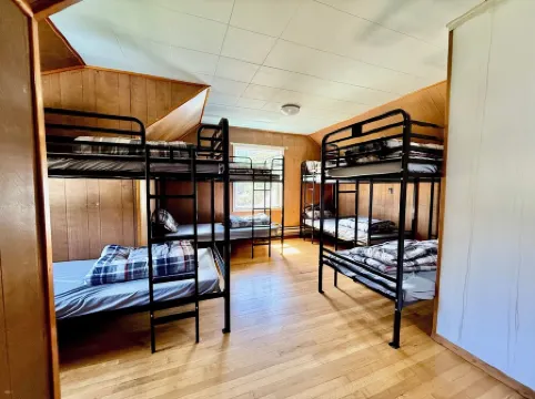 Cozy retreat on 3 acres near Lost Creek Lake. Pet Friendly