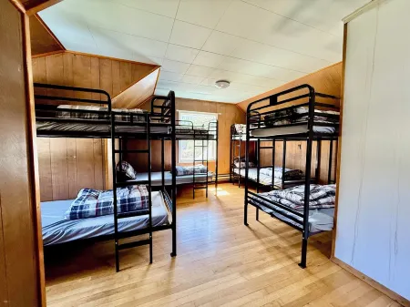 Cozy retreat on 3 acres near Lost Creek Lake. Pet Friendly