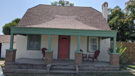 Charming 2 Bedroom Home Near Town, Simple and Sweet